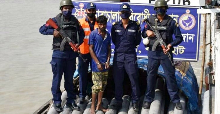 মোংলায় ৪০ লাখ টাকার এসএস পাইপসহ যুবক আটক