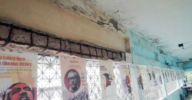 বন্দরের পরিত্যক্ত ভবনেই চলছে মোংলা পৌরসভার কার্যক্রম