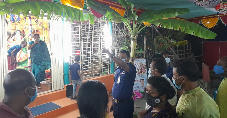 মোংলার বিভিন্ন মণ্ডপ পরিদর্শন করলেন পুলিশ সুপার