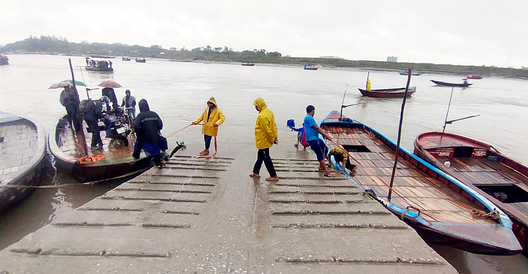 মোংলায় ১২ বিদেশি জাহাজের পণ্য খালাস বন্ধ
