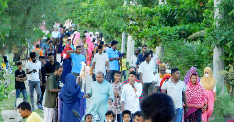 ঈদের ছুটিতে মোংলার মেরিন ড্রাইভে দর্শনার্থীদের ভিড়