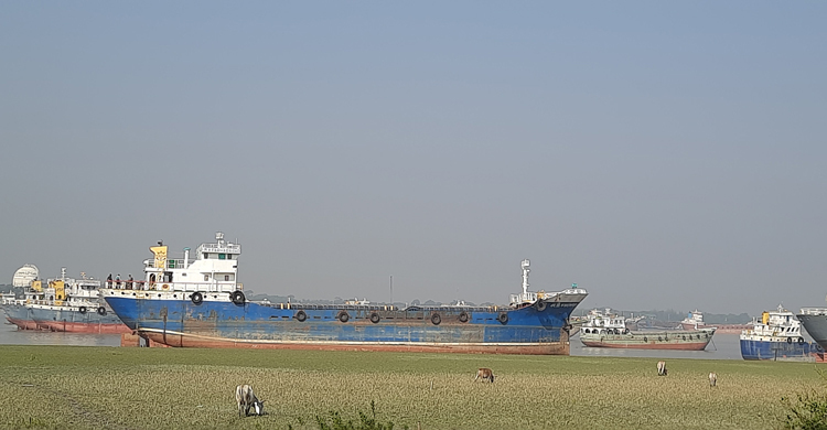 মোংলায় নৌযান শ্রমিকদের কর্মবিরতি চলছে