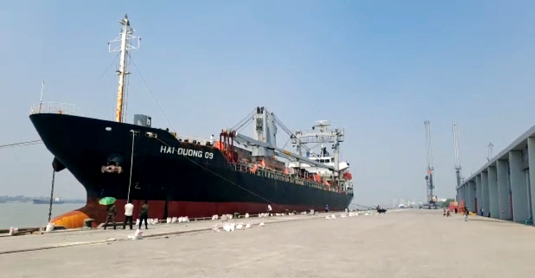 বঙ্গবন্ধু রেলসেতুর মালামাল নিয়ে মোংলা বন্দরে বিদেশি জাহাজ