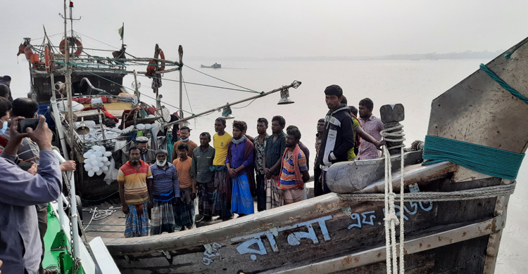 জলসীমায় ভাসতে থাকা ট্রলারসহ ১৯ জেলেকে ফেরত দিল ভারত