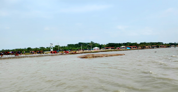 মোংলায় ড্রেজারের হাউস বোট উল্টে নিরাপত্তাকর্মী নিখোঁজ