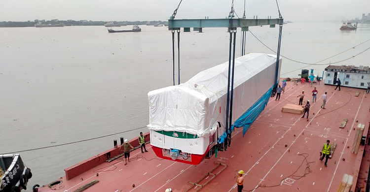 নদীপথে ঢাকায় আসছে মেট্রোরেলের আরও ১২ ইঞ্জিন-কোচ