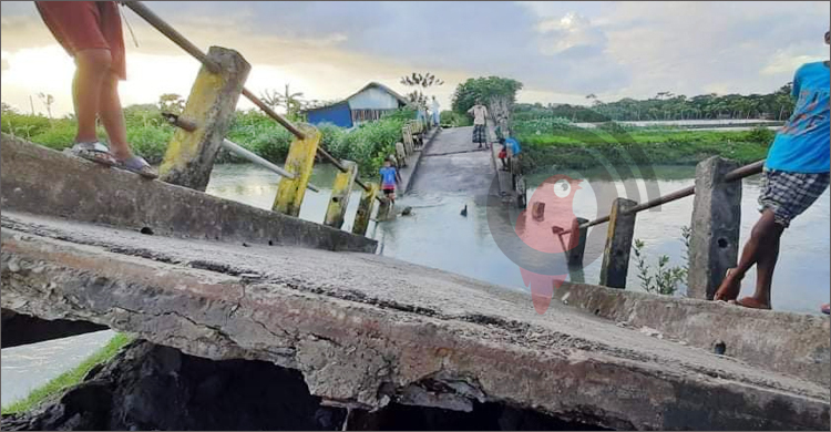 মোংলায় ব্রিজ ভেঙে খালে, জনদুর্ভোগ চরমে