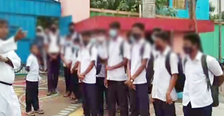 স্কুলজুতা না পরায় শতাধিক শিক্ষার্থীকে বের করে দিলেন প্রধান শিক্ষক