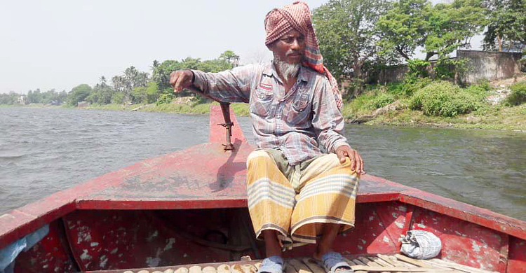 ৪৩ বছরেও নিজের নৌকা হয়নি মনির মাঝির!