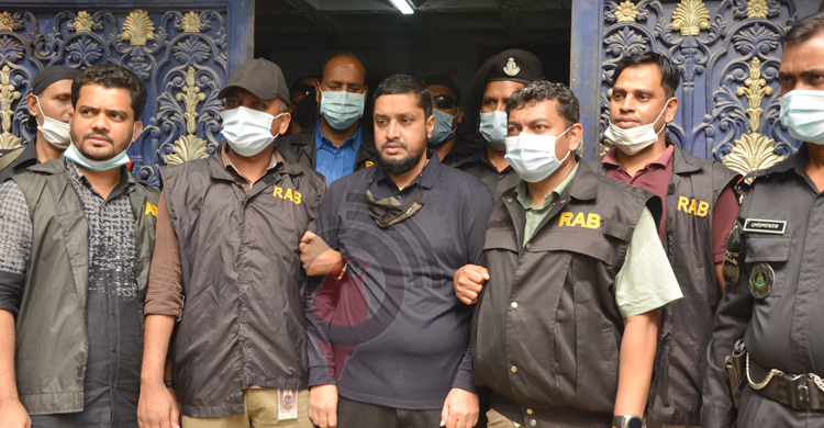 অস্ত্র-মাদকসহ গ্রেফতার গোল্ডেন মনিরকে বাড্ডা থানায় হস্তান্তর