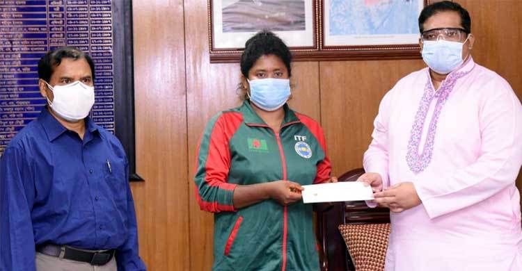 সেই সান্ত্বনাকে ১০ লাখ টাকা দিলেন প্রধানমন্ত্রী