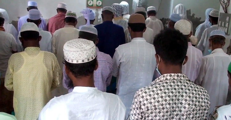 সোমালিয়ায় চাঁদ দেখার সংবাদে চাঁদপুরে কয়েকটি গ্রামে ঈদ উদযাপন
