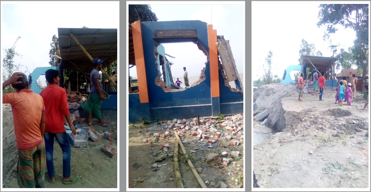 নদী গর্ভে বিলীন গ্রামের একমাত্র মসজিদটি