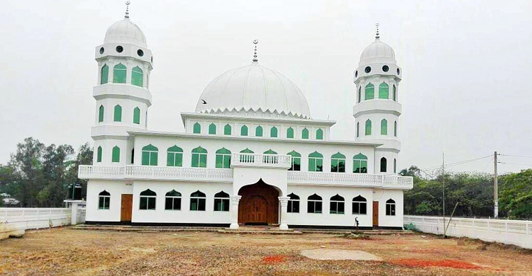 এক মসজিদেই বদলে গেছে গ্রামের চিত্র