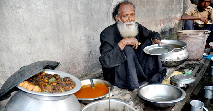 মোসলেম উদ্দিনের ৪ দশকের সঙ্গী কালো পাঞ্জাবি আর লুঙ্গি