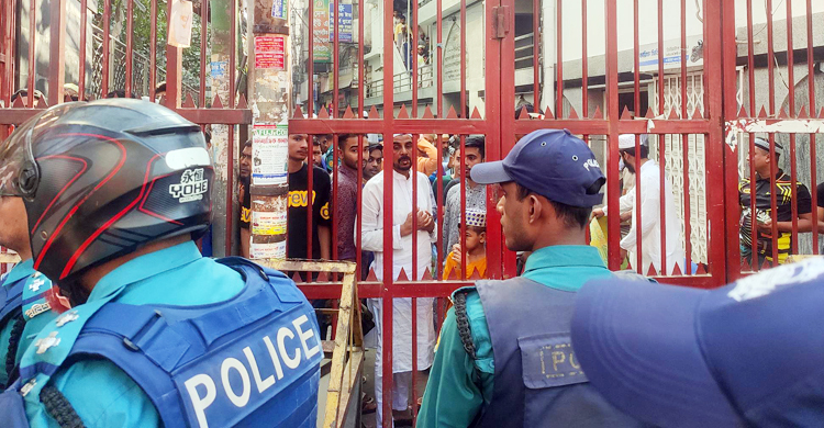 নয়াপল্টন মসজিদ থেকে বের হতে মুসল্লিদের ভোগান্তি
