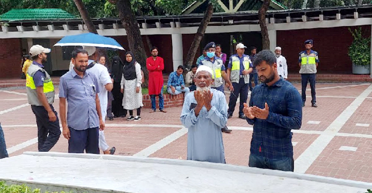 ১২ দিন হেঁটে বঙ্গবন্ধুর সমাধিতে পৌঁছালেন ময়মনসিংহের মোস্তফা