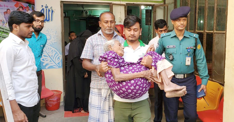 পুলিশের সহযোগিতায় ঘরে ফিরলেন বৃদ্ধা মা