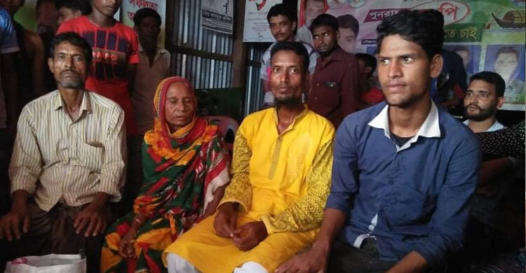 ফেসবুকের কল্যাণে চার বছর পর খুঁজে পেলেন মাকে