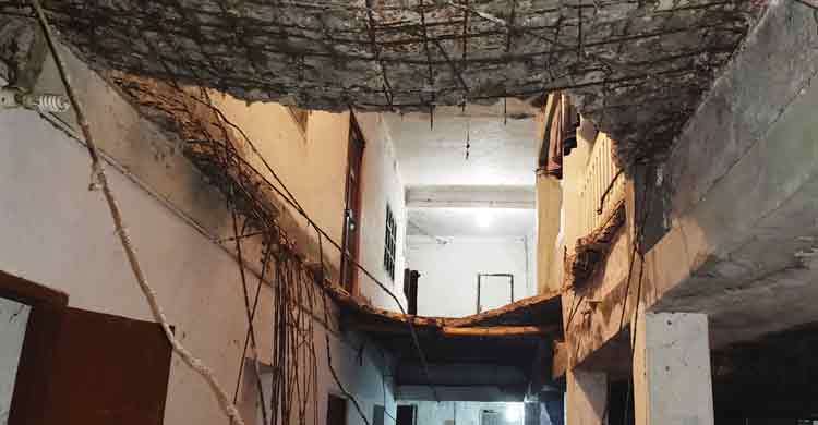 মতলবে এতিমখানার ছাদ ধসে আহত অর্ধশত