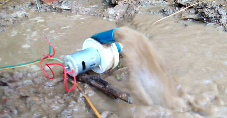 ছেলেকে বাঁচাতে গিয়ে প্রাণ দিলেন বাবাও