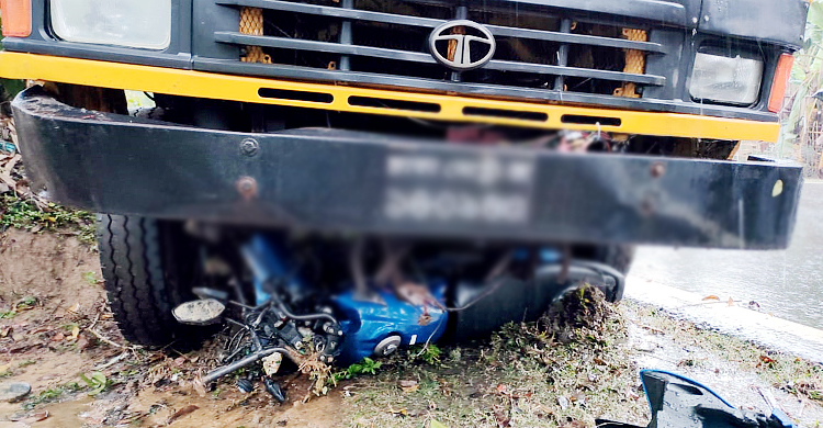 কাভার্ডভ্যানের চাপায় মোটরসাইকেল আরোহীর পা বিচ্ছিন্ন
