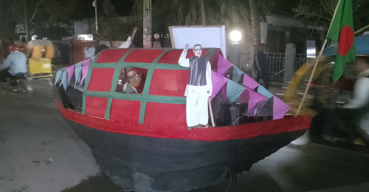 নৌকার আদলে মোটরসাইকেল সাজিয়ে যশোরে শহর আলী