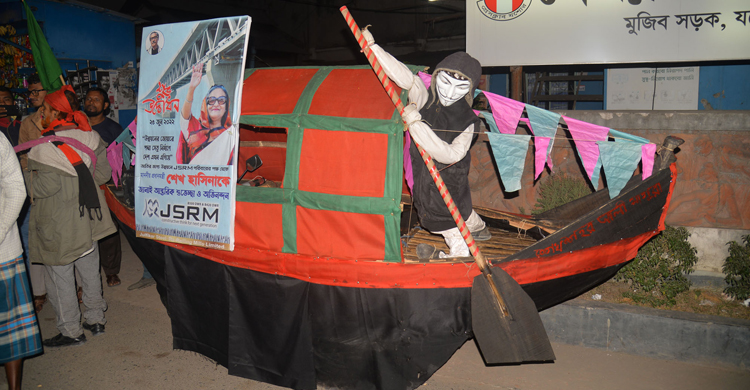 নৌকার আদলে মোটরসাইকেল সাজিয়ে যশোরে শহর আলী