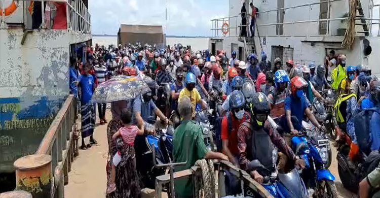 ঝুঁকি নিয়ে মোটরসাইকেলে বাড়ি ফিরছে ঘরমুখো মানুষ