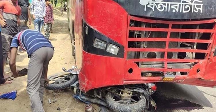 সার্জেন্ট দেখে পালাতে গিয়ে বাসের নিচে মোটরসাইকেলচালক