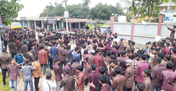 অটোচালকের ব্লেডের আঘাতে রক্তাক্ত পলিটেকনিক ছাত্র, সড়ক অবরোধ