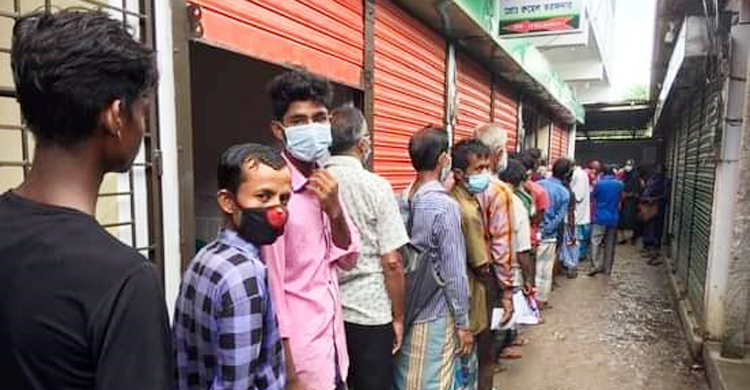 স্বল্পমূল্যে চাল কিনতে ওএমএস কেন্দ্রে দীর্ঘ লাইন