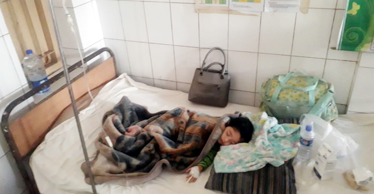 চলন্ত ট্রেনে পাথর নিক্ষেপে দুই বছরের শিশু আহত