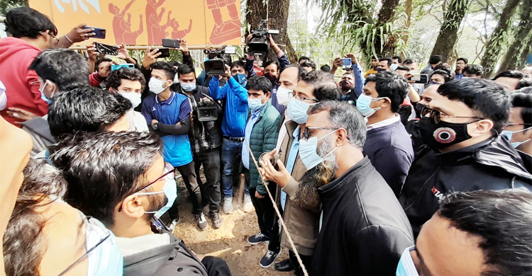ভিসির জন্য আনা খাবার পুলিশ দিয়ে পাঠালেন আন্দোলনকারীরা