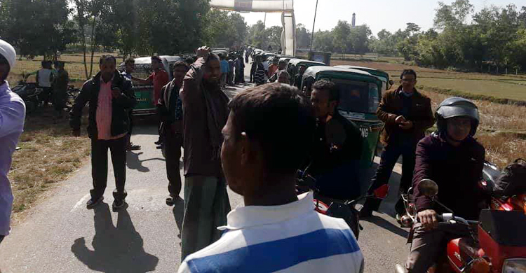 কুলাউড়ায় ট্রেন লাইনচ্যুত, সড়কে সহস্রাধিক যানবাহন আটকা