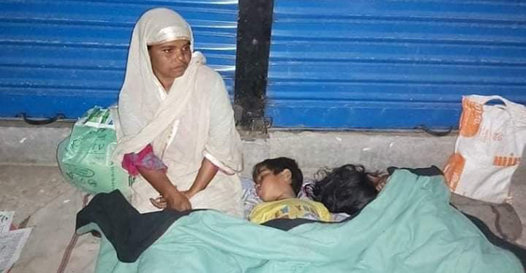 ভাড়া দিতে না পারায় দুই সন্তানসহ নারীকে বের করে দিল বাড়িওয়ালা
