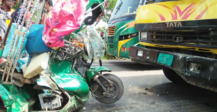 ময়মনসিংহে ট্রাকের ধাক্কায় অটোরিকশা দুমড়েমুচড়ে নিহত ২