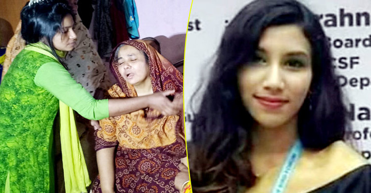 রুম্পার কবরের পাশে বসে কাঁদছেন মা