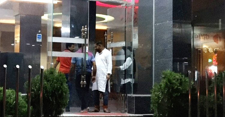 অভিজাত হোটেলে ভোটারদের রাতযাপন ও আপ্যায়নের ব্যবস্থা এমপির!