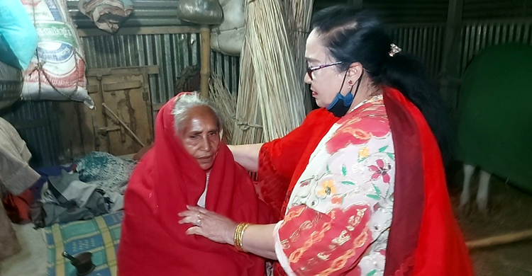 গভীর রাতে শীতার্তদের মুখে হাসি ফোটালেন এমপি