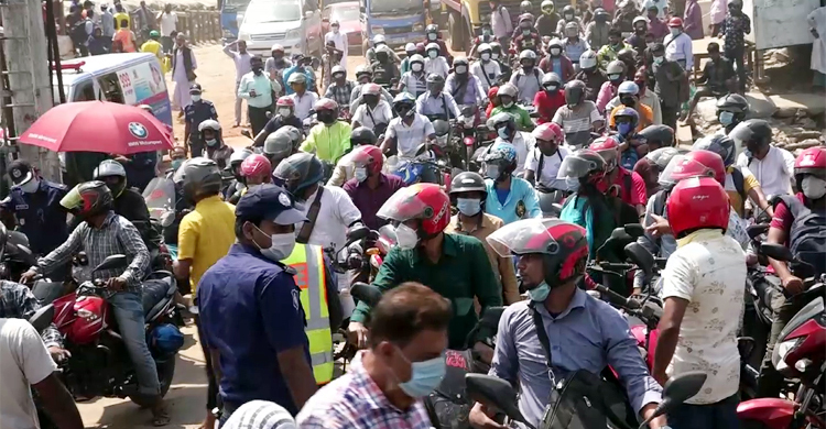 বাংলাবাজারে ঢাকামুখী যাত্রীদের উপচেপড়া ভিড়