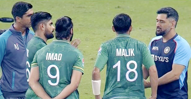 হারের পর পাকিস্তানিদের সঙ্গে আড্ডায় ধোনি