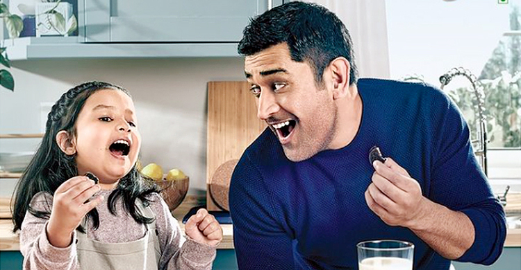 পাঁচ বছরের মেয়েকে নিয়ে প্রথমবার বিজ্ঞাপনে ধোনি (ভিডিও)