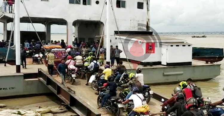 মোটরসাইকেল পার করছে ফেরি, চলছে লঞ্চ-স্পিডবোটও