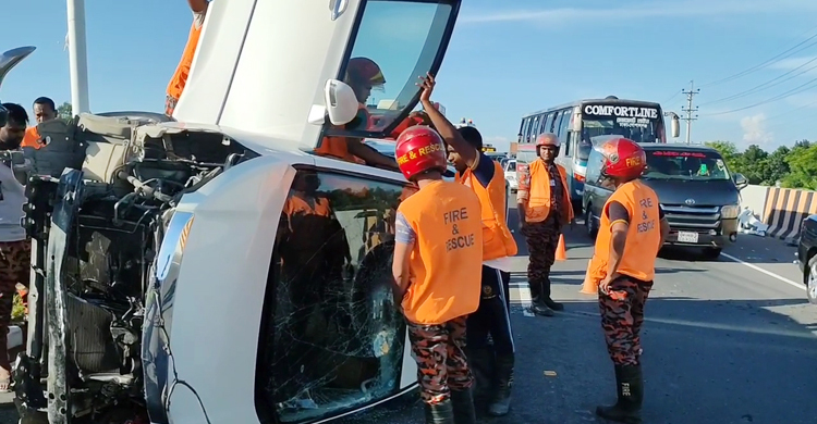 ঢাকা-মাওয়া এক্সপ্রেসওয়েতে উল্টে গেলো মাইক্রোবাস, আহত ৫