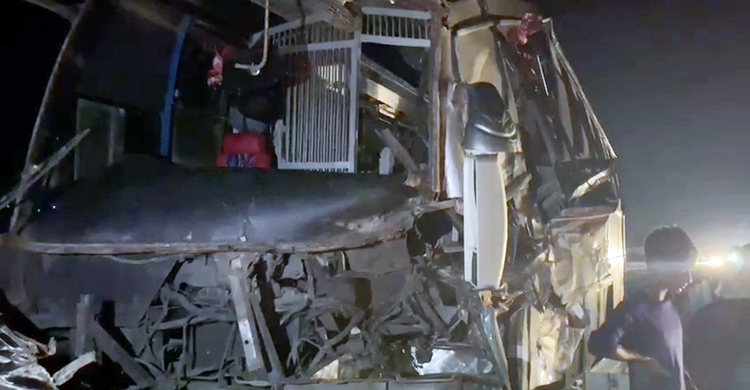 এক্সপ্রেসওয়েতে ওভারটেক করতে গিয়ে ট্রাকে বাসের ধাক্কা, আহত ১০