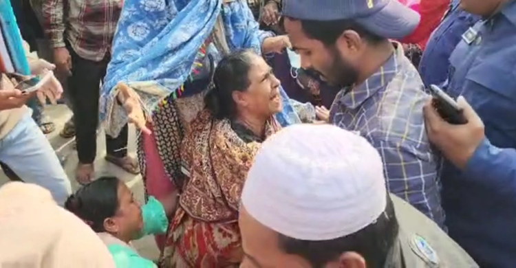 মামার সঙ্গে পরকীয়া সন্দেহে স্ত্রীকে কুপিয়ে জখম, স্বামী পলাতক