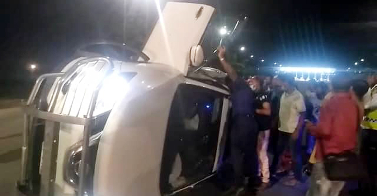 পদ্মা সেতুর মাওয়া টোলপ্লাজার সামনে প্রাইভেটকার উল্টে আহত ২