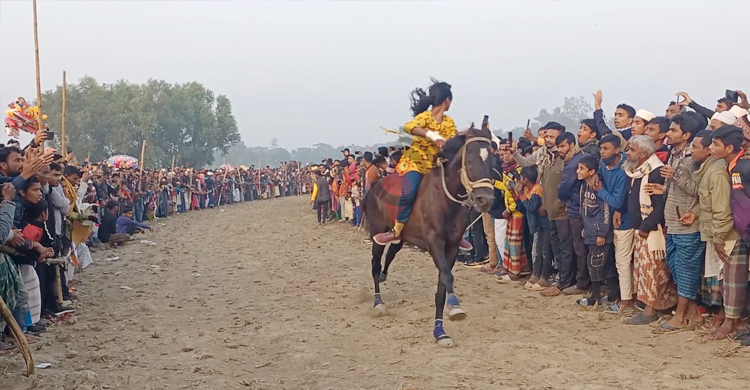 ঐতিহ্যের ঘৌড়দৌড় দেখতে মানুষের ভিড়