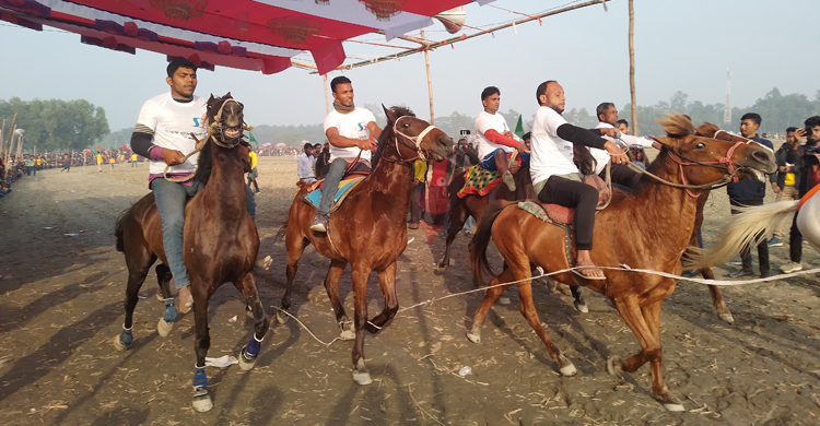 ঐতিহ্যের ঘৌড়দৌড় দেখতে মানুষের ভিড়